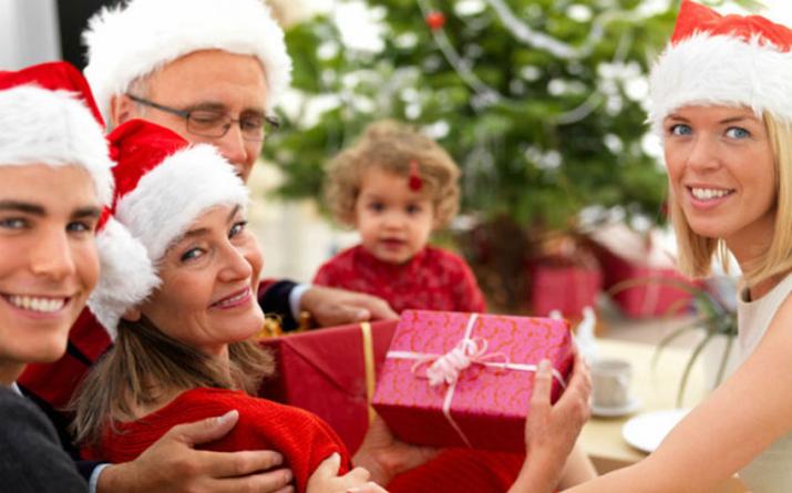 Как выбрать новогодние подарки родителям Че можно подарить родителям на новый год